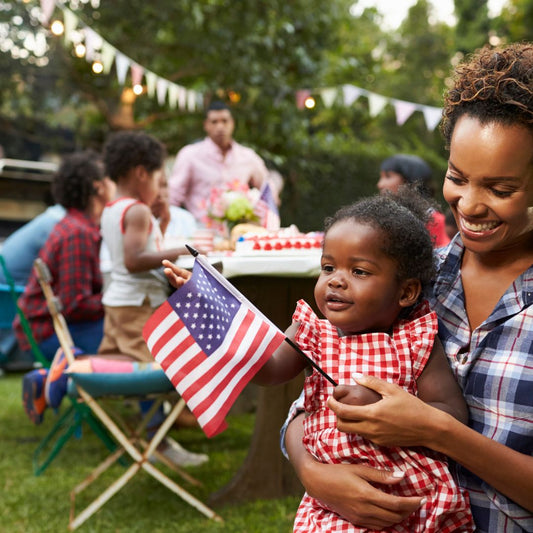 mom-baby-july4-usa